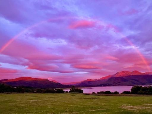 Drizzle at sunset results in spectacular 'pink rainbows'