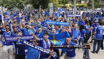 Pelayo, no pudo ser, los cuatro mil oviedistas que viajaron a Cornellá animaron al equipo sin desmayo