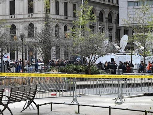 Conspiranoico, hombre que se prendió fuego afuera de la corte del juicio penal contra Trump | El Universal