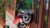 Video: Pareja de motociclistas acabó en el hospital luego de atravesar tapia de casa | Teletica