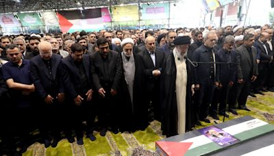 El líder supremo de Irán preside el funeral de Ismail Haniyeh en Teherán