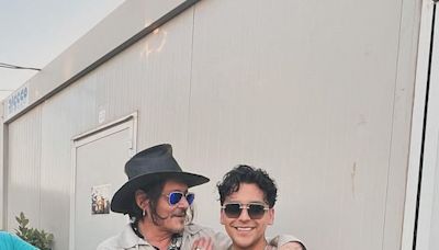 Christian Nodal sorprende al posar junto con el actor Johnny Depp, en Italia