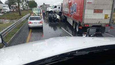 La México-Querétaro presenta tránsito lento por choque de 2 tráileres y un vehículo; hay 3 muertos