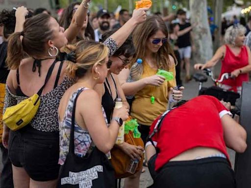 Ministro de Turismo español condena el uso de pistolas de agua contra los turistas en Barcelona