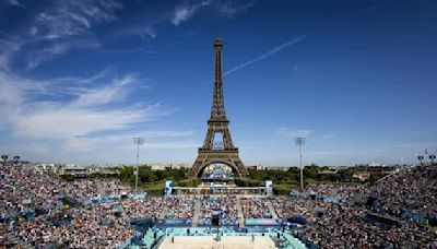 JO de Paris 2024: "Le spot le plus cool des Jeux", le public conquis par le stade de beach-volley et sa vue de rêve sur la Tour Eiffel