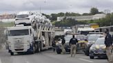 Polícia Rodoviária Federal trava bloqueios e multa camionistas pró-Bolsonaro
