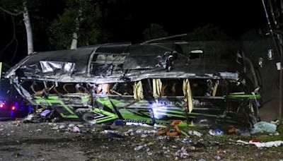 印尼高中巴士下山煞車失靈 追撞又翻滾 造成11死53傷 - 政治圈