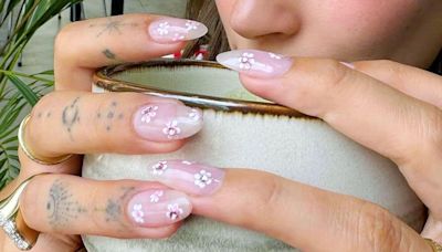 'Sticker nails': el truco con el que copiar la manicura favorita de Kylie Jenner y Hailey Bieber