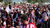 Chivas recibe serenata en California, antes de Leagues Cup