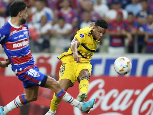 El momento de la lesión de Frank Fabra en su regreso a la titularidad en la derrota de Boca ante Fortaleza por la Copa Sudamericana