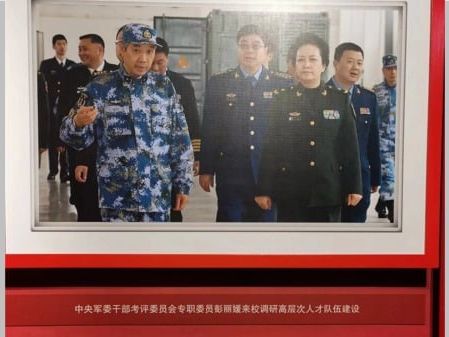 敏感時期放風敏感人物！彭麗媛軍裝照爆光其軍職(圖) - 時政評析 -