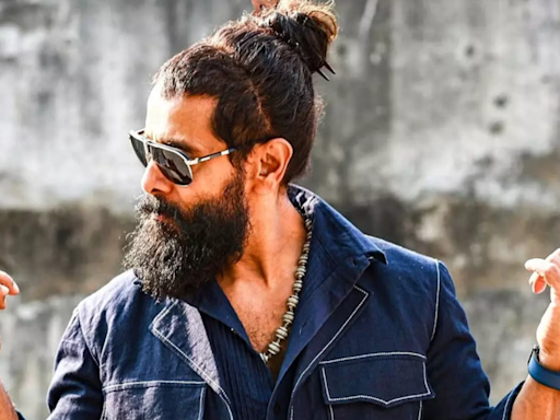 Director Santhakumar narrates a story to actor Vikram for 'Chiyaan 63' | Tamil Movie News - Times of India