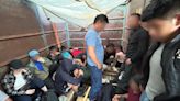 Aseguran dompe en Precos; viajaban 63 migrantes
