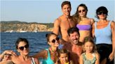 El Cholo Simeone navegó por los mares de Ibiza y su hijo Gianluca y su novia Eva Bargiela se robaron todas las miradas