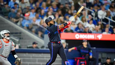 Vladimir Guerrero Jr. homers and extends hitting streak to 20 games as Blue Jays beat Orioles 7-6