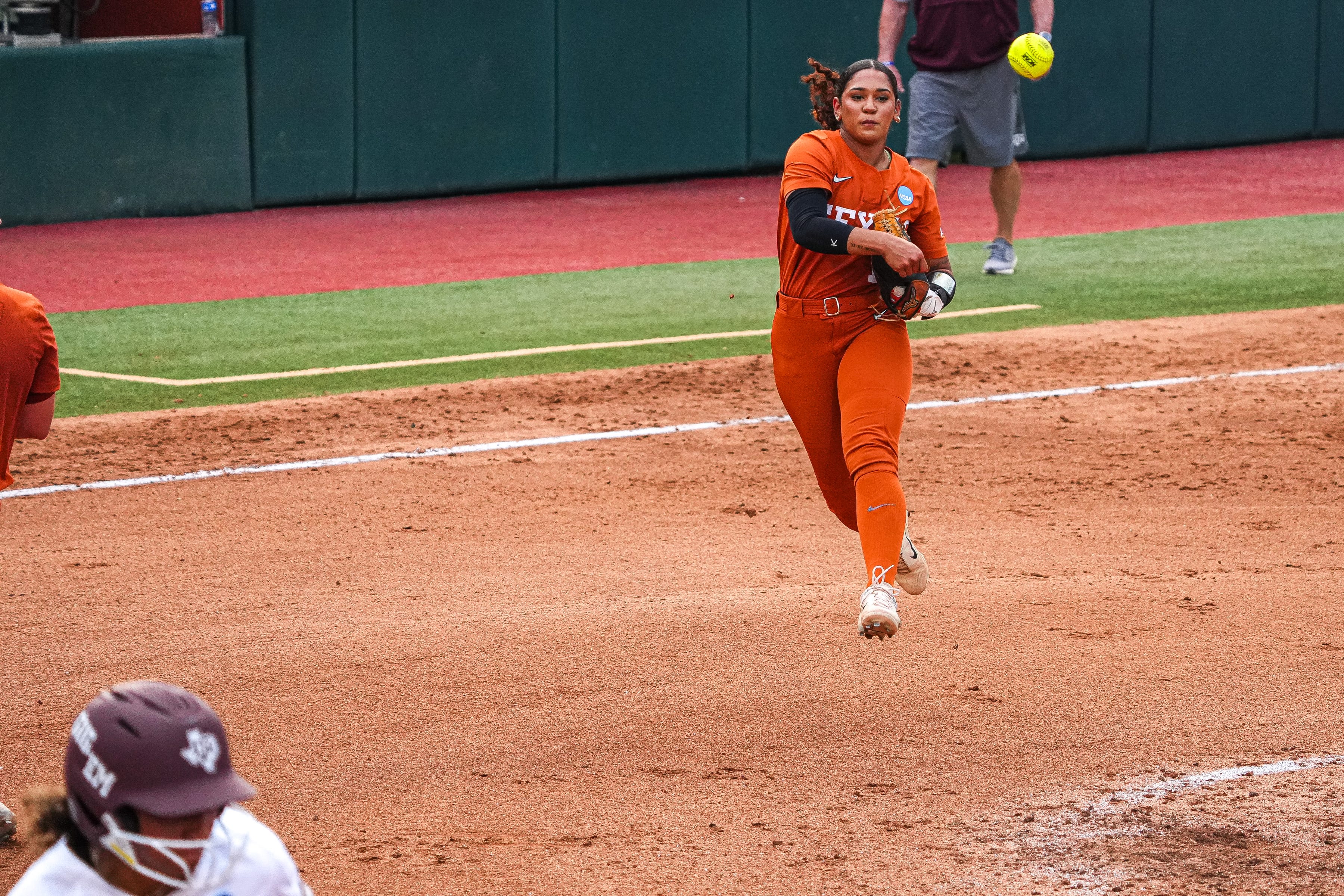 Replay: No. 1 Texas softball beat Texas A&M in game 3, reaches Women’s College World Series