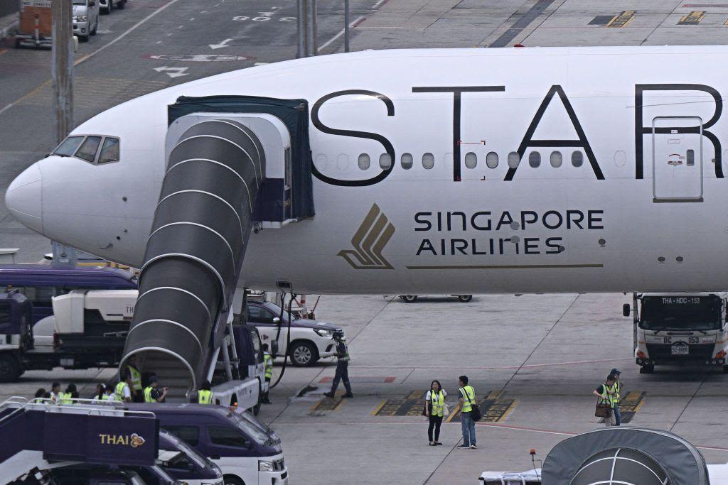 Singapore Air CEO thanks staff after turbulent flight