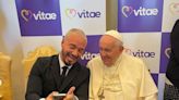 J Balvin lleva reggaeton al Vaticano, “sos un travieso”, responde el papa Francisco