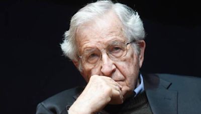 Tras rumores de muerte Noam Chomsky sale de hospital; seguirá tratamiento en casa