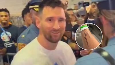 Messi le firmó el brazo y ahora le prepara un regalo "bendecido"