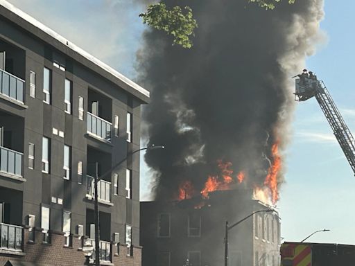 Firefighters battle large morning structure fire near downtown Windsor, Ont.