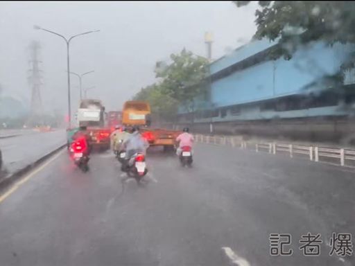 快訊／高雄大雷雨沿海路淹大水！「沿路摔車、拋錨」119到場騎士失蹤