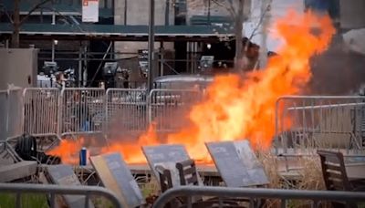 Hombre se prende fuego frente al tribunal donde Donald Trump es juzgado en Nueva York