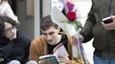 Libros, rosas, muchas firmas y obsequios en un Sant Jordi que espera buenas ventas