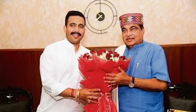 Vikramaditya meets Gadkari, seeks funds for road projects