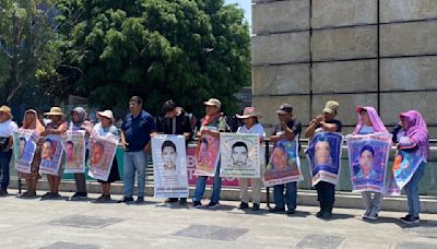 Padres de los 43 normalistas exigen reunión con AMLO