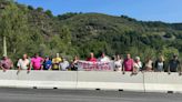 Reabierto al tráfico un carril de la Comarcal 631 entre protestas de medio centenar de vecinos de Páramo del Sil