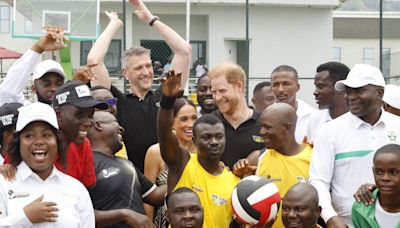 Meghan Markle e Harry prestigiam partida de vôlei sentado na Nigéria