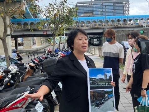 避免人車爭道 鄭文婷：人行道改建劃設機車格 | 基隆火車站 | 機車停車格 | 大紀元