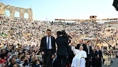 Kirchenoberhaupt wieder auf Reisen: Papst bei Friedensforum in Verona