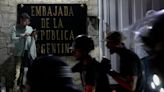 El Gobierno negocia con países europeos para trasladar a los asilados en la embajada argentina en Caracas