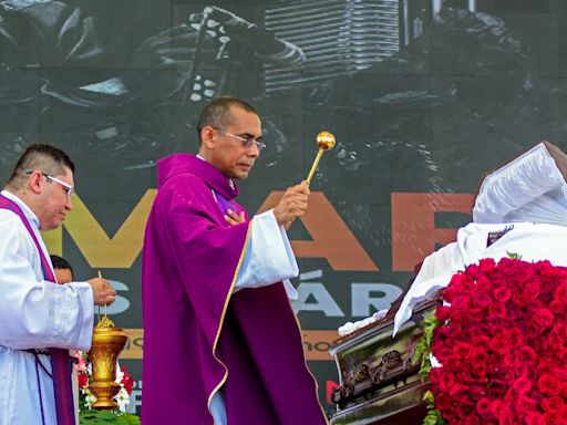 Una multitud despide en Valledupar a Omar Geles, el compositor de 'Los caminos de la vida'