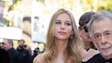 PHOTOS Cannes 2024 : Zoom sur Romy, la fille de Sofia Coppola et Thomas Mars (Phoenix), sublime en Chanel sur le tapis rouge