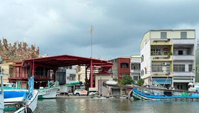 颱風凱米遇上大潮 屏東東港一度水淹到膝蓋