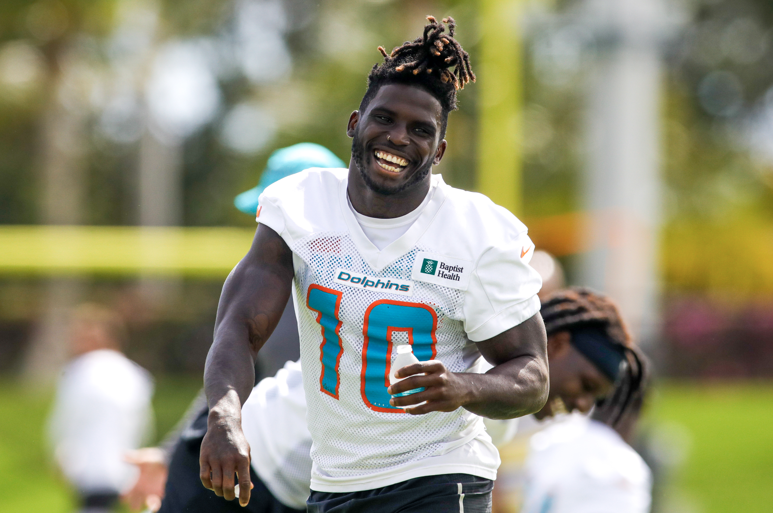 Coach Teddy Bridgewater brings Tyreek Hill to Miami Northwestern HS practice