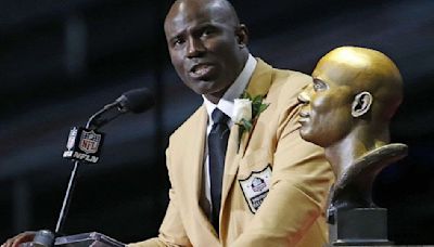 ‘Still in Shock’: NFL Legend Terrell Davis Gets Off Flight in Handcuffs After ‘Traumatizing’ Incident With Airline Attendant