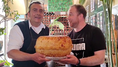 La tortilla de 120 huevos de Pepe en un bar de Aracena: "Soy muy exagerado para todo"