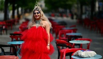 "Un challenge": la drag queen marseillaise Miss Martini portera la flamme olympique à Digne-les-Bains