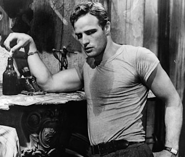 De Brando a ‘The Bear’: cómo una simple camiseta blanca ha moldeado la masculinidad desde hace 100 años