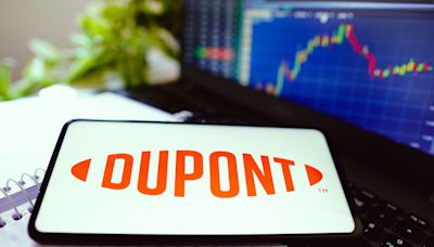 DuPont Plans Three-Way Split in Return to CEO’s Playbook