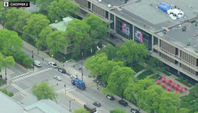 Bank on University of Illinois Chicago campus held up at gunpoint