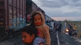 Migrantes suben de nuevo a los trenes del norte de México ante más operativos