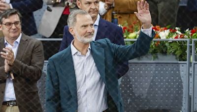 El rey Felipe VI, como un aficionado más, muestra su apoyo a Rafa Nadal en Madrid en un partido clave