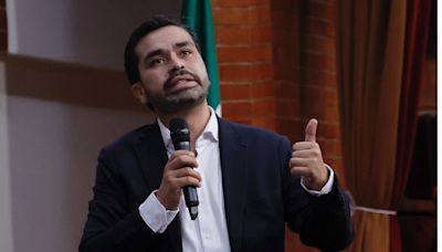 Candidato presidencial mexicano, Jorge Álvarez, retoma actividades de campaña tras accidente en templete - La Opinión
