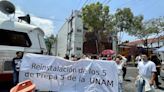 La Jornada: Alumnos de la Prepa 4 bloquean vía en defensa de compañero suspendido