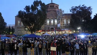 Proteste università Stati Uniti, polizia a Ucla a Los Angeles contro manifestanti pro Gaza